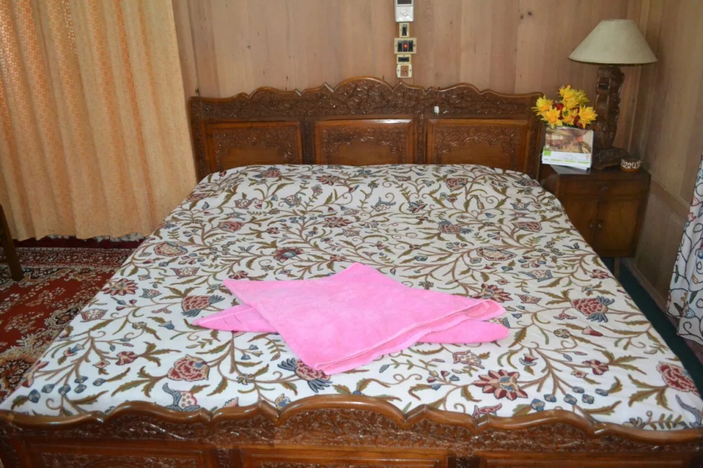 Houseboat Sweet Star