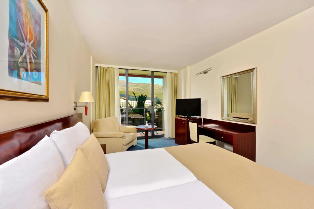 Отель Iberostar Waves Bellevue