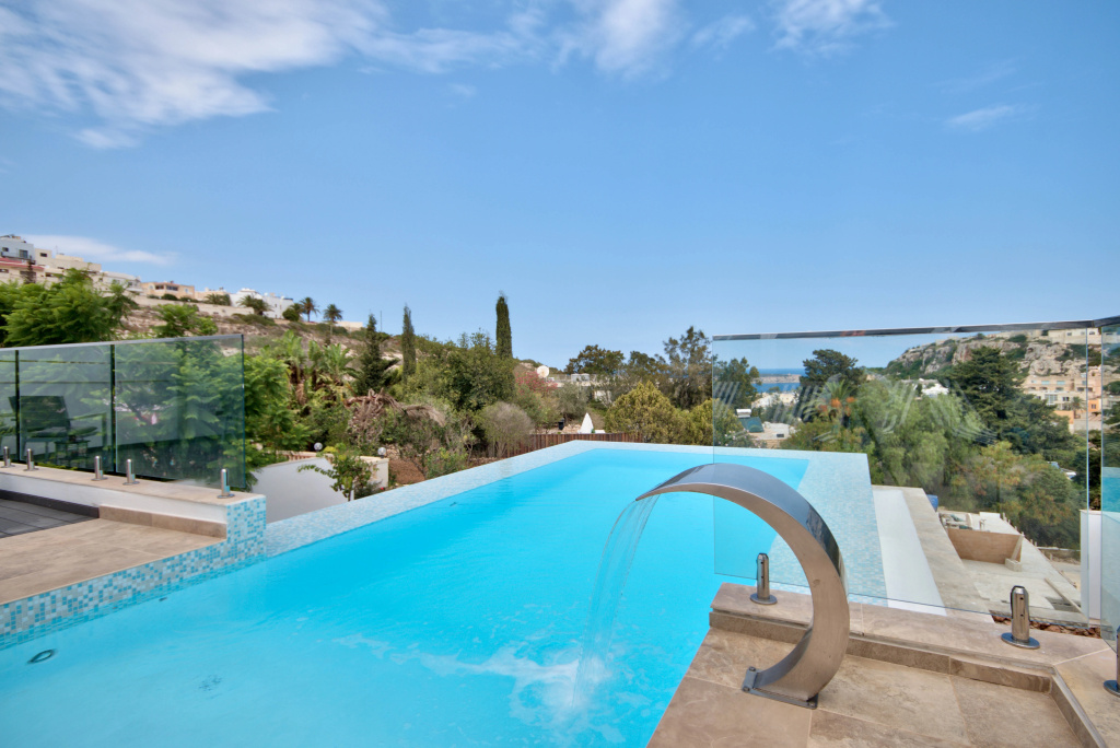 Villa Gaia - Sunset Views, Indoor Heated Pool, Sauna and Games Room