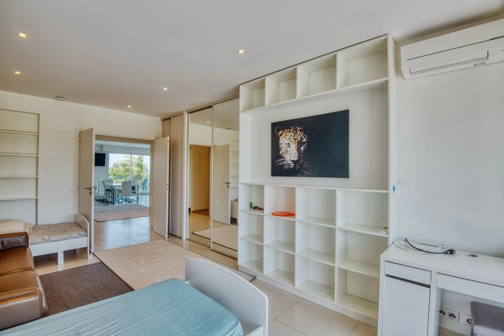 Luxurious 2BD W/seaview In Cap D'antibes Apartments