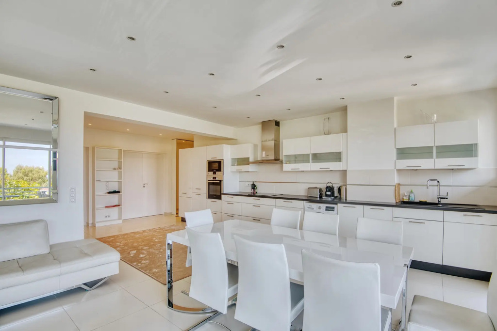 Luxurious 2BD W/seaview In Cap D'antibes Apartments