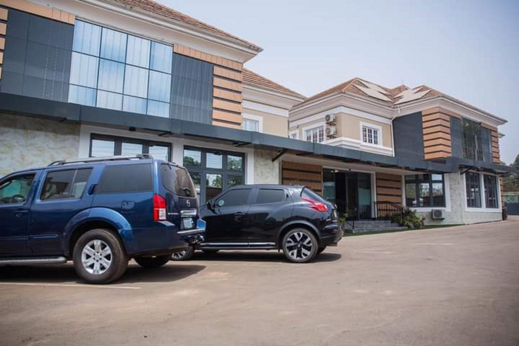 Отель Lion Luxury Suites