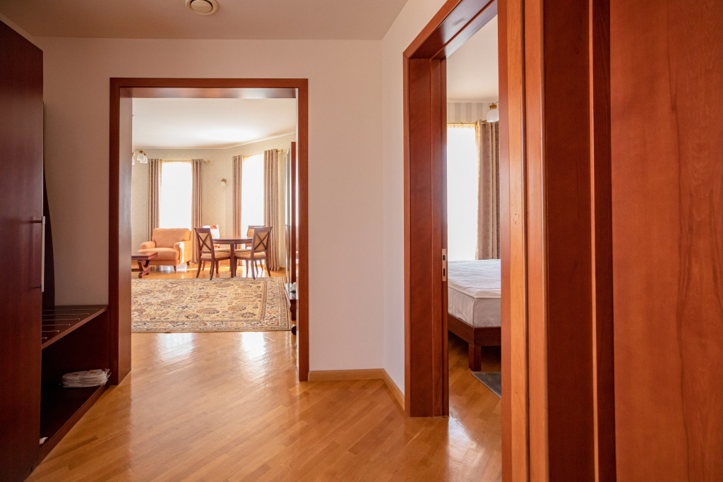 Latar Hotel Complex