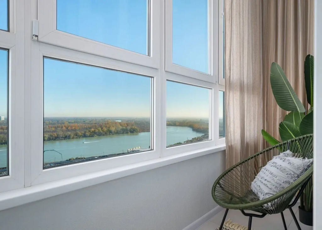 S Krasivym Vidom Na Reku I Gorod Apartments
