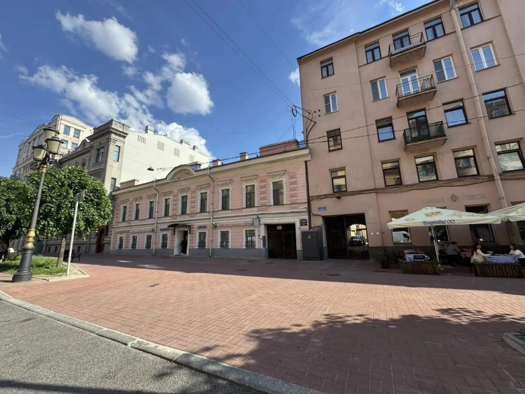 Квартира с Тремя Спальнями в Тихом Центре