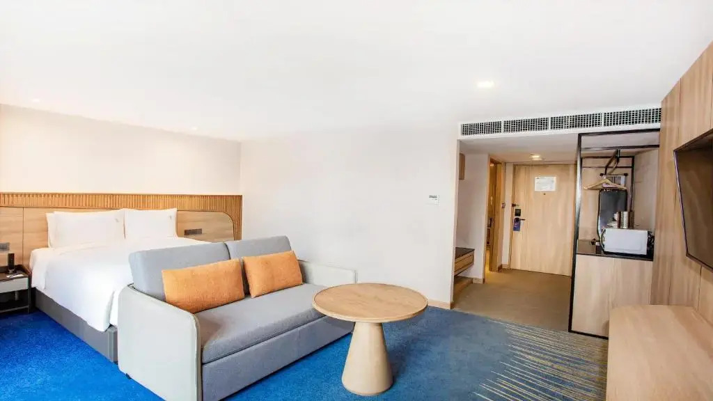 Отель Holiday Inn Express and Suites Bangkok Central Pier