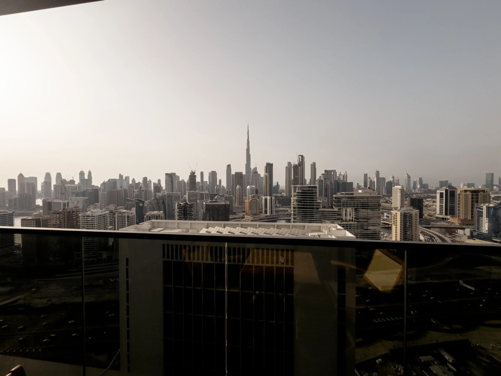 Апартаменты Vserve Elevate Your Stay with Stunning Skyline Views