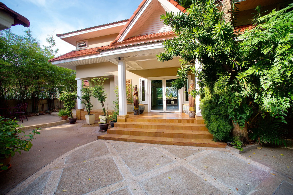 Beachfront Art Villa Samui