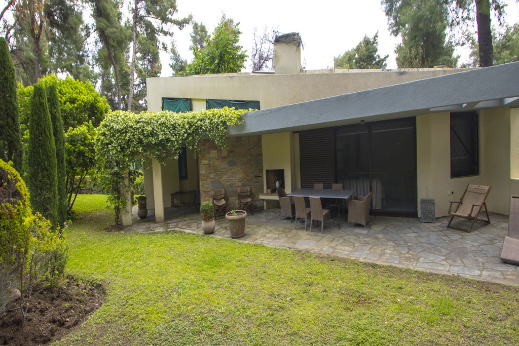 Вилла Araucaria Shared Pool Sani