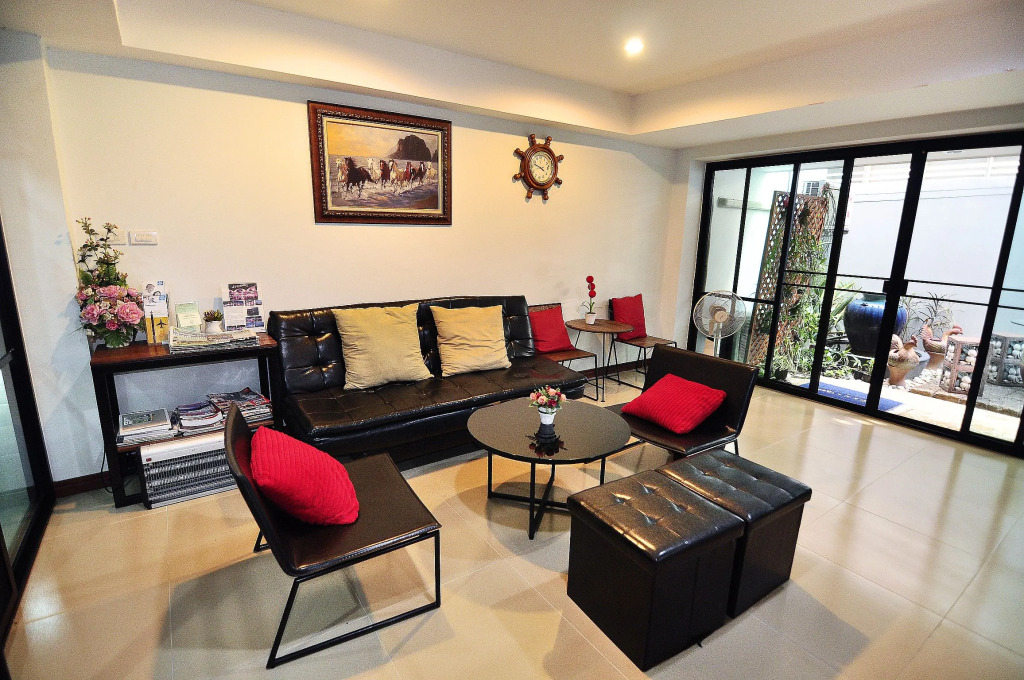 Отель ZEN Rooms Suthisan