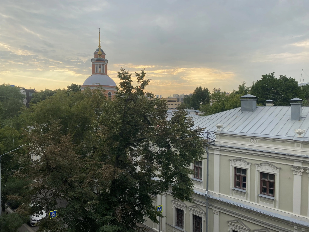 Жилое помещение Квартира трехкомнатная в центре Москвы