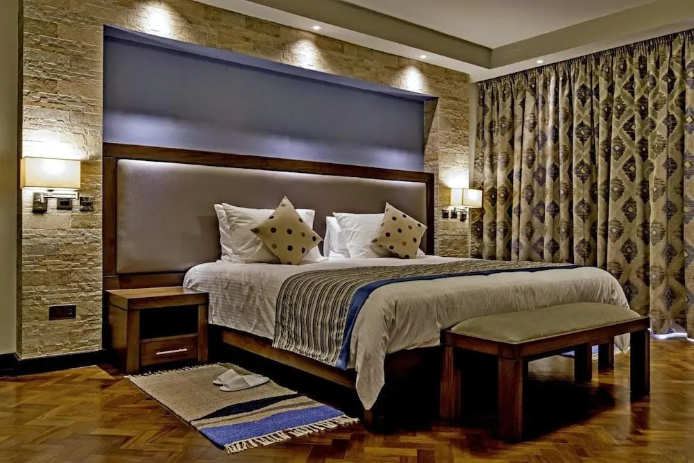 Magna Hotel and Suites