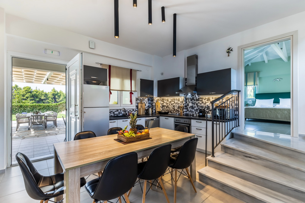 Luxury Villa with Private Pool in Skopelos, Ideal for Families, Villa Aelia by Kardous