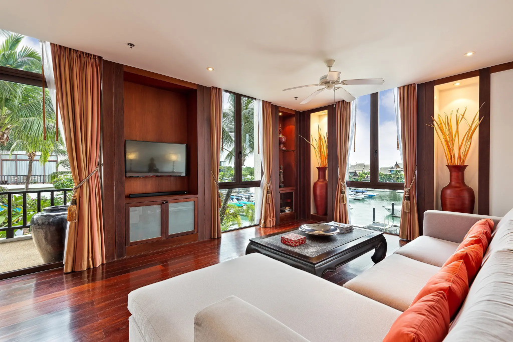 Waterfront in Royal Marina Apartments	