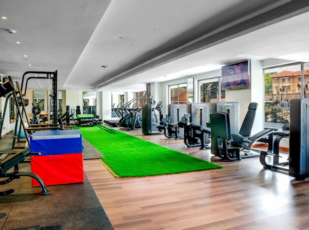 Отель Bamus Sarovar Portico