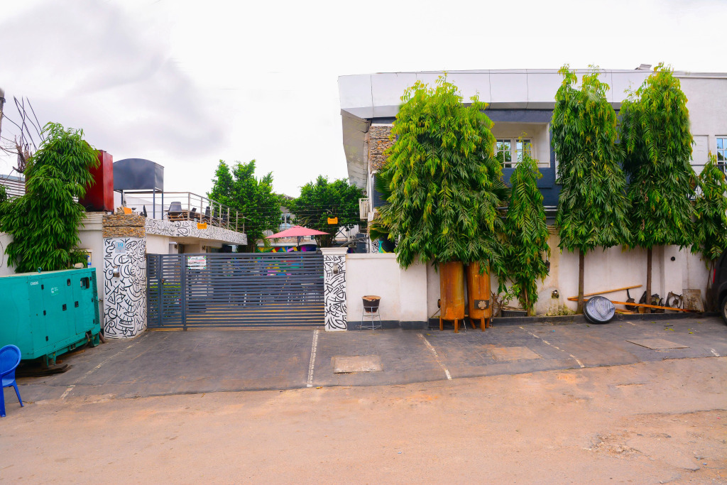 Отель Connecting Lagos Suites