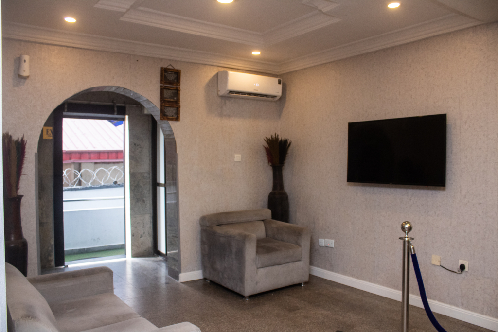 Отель Mayors & Diplomat Suites Opebi