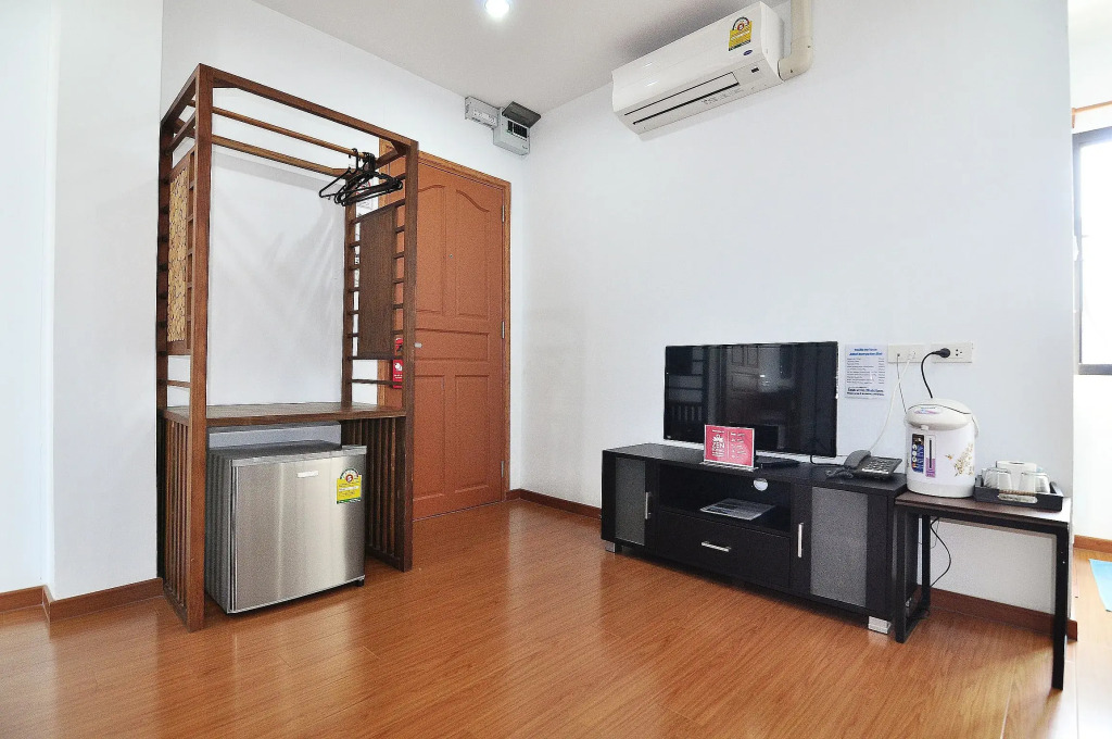 Отель ZEN Rooms Suthisan