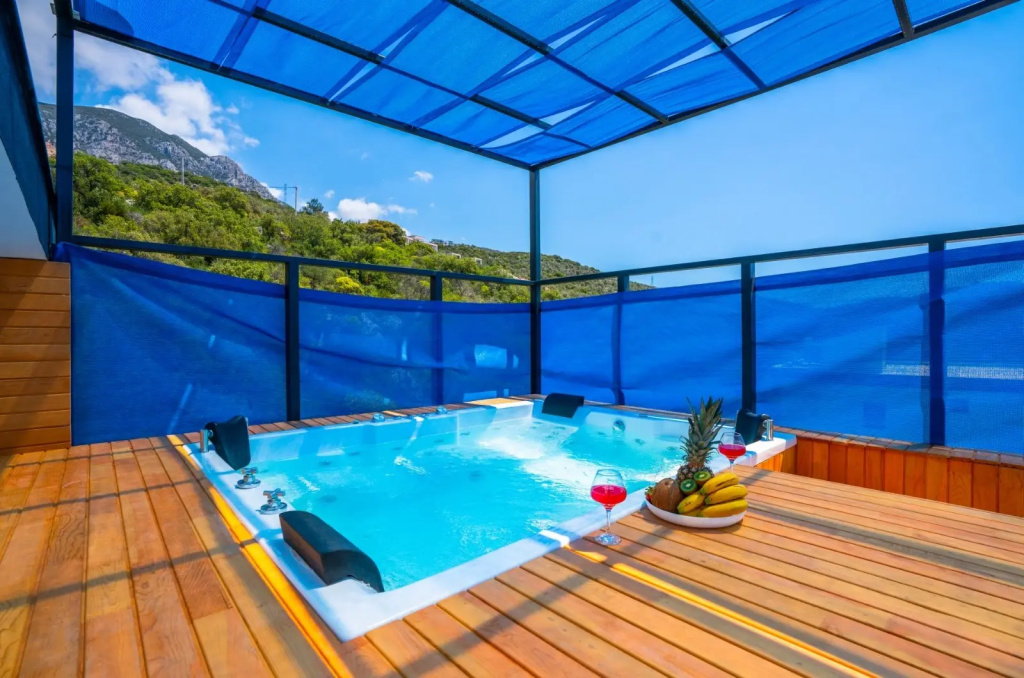 Вилла Modern Villa Overlooking the Sea