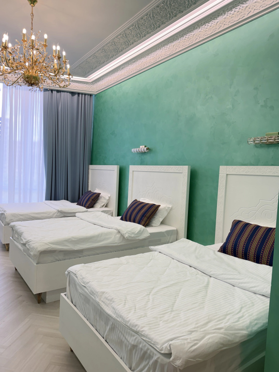 Трёхместный люкс с видом на город в Skyline Plaza Hotel