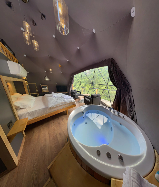 Glamping Kaledome orman evleri