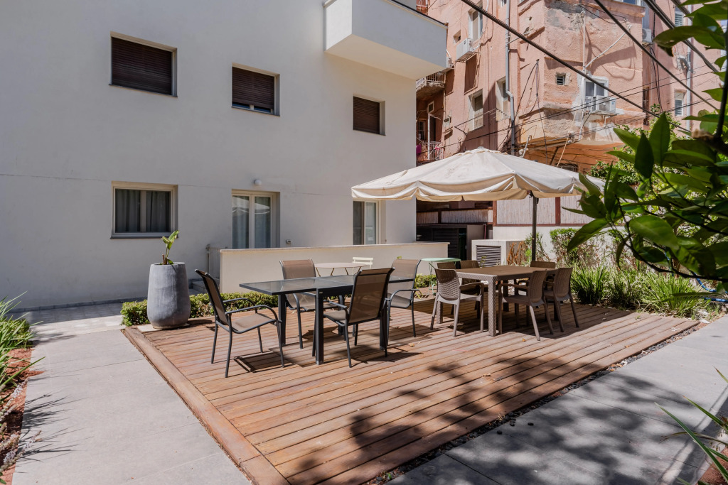 Апартаменты Blueground at Nahalat Bynamin Garden view Balcony ID6