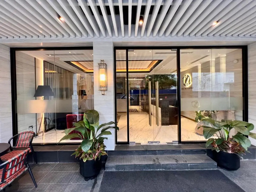 Отель Zest Metropole