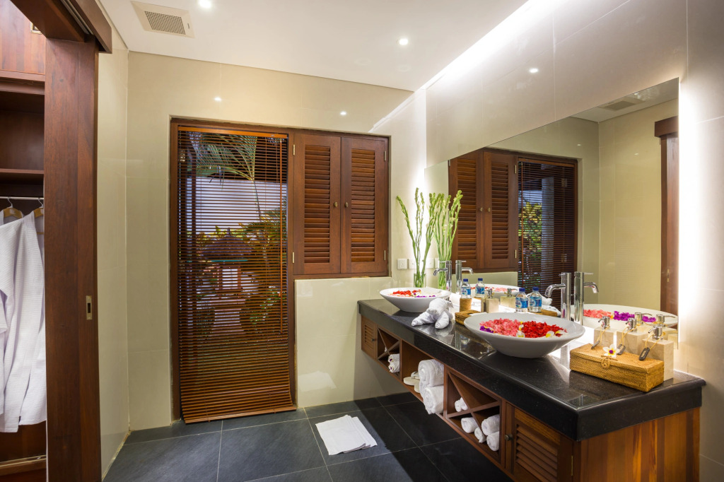 LA-BALI Villa Sanur, Spacious & Large, Private Pool, Pool Table, 5-Minutes walk to the Beach, Free Laundry, Private Cook, Massage, Daily Tour