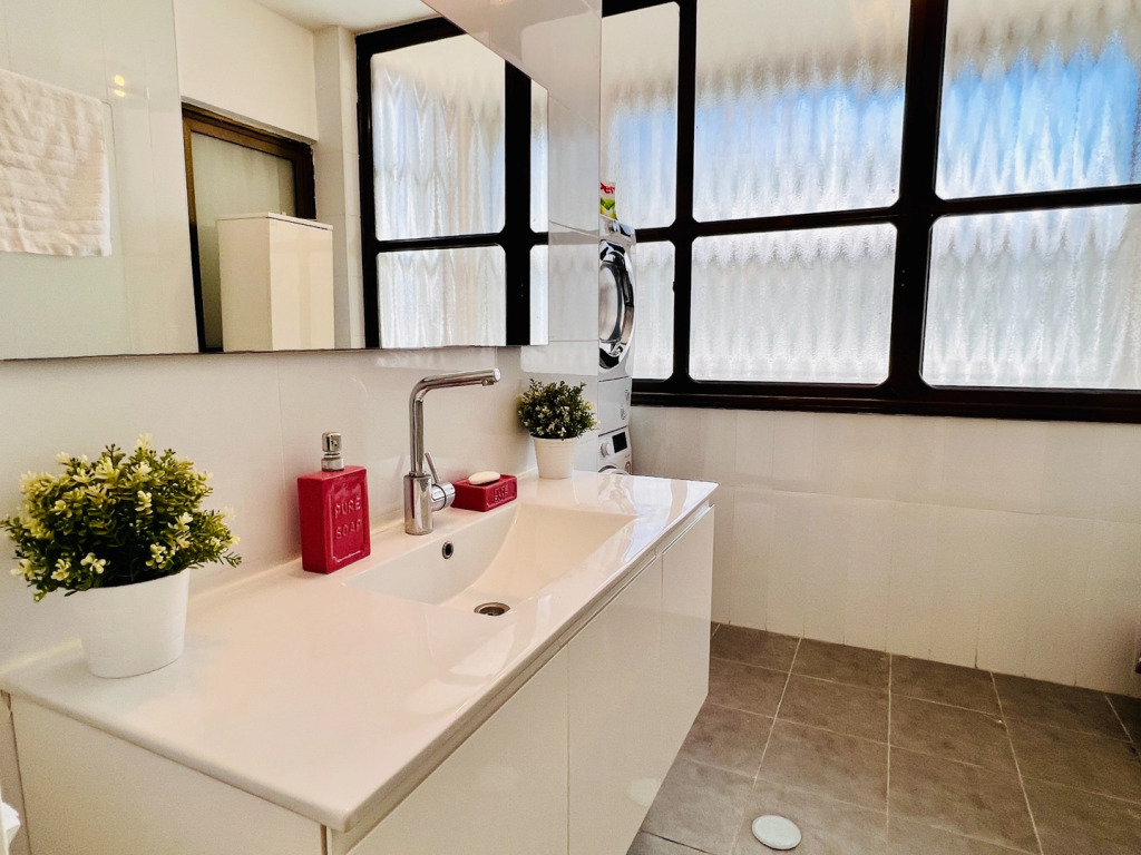 Апартаменты Elegant Apt with Balcony & Sea View by FeelHome