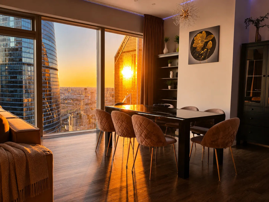 Апартаменты Sky City Moscow Подсветка Алиса Макс Большая гостиная с панорамой
