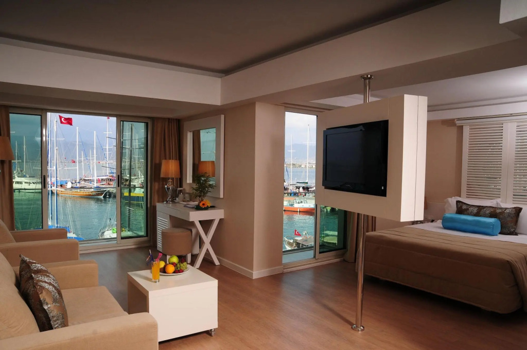 Alesta Yacht Hotel
