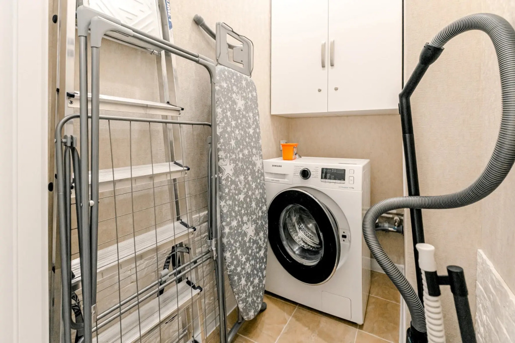 Oliviia Iriny Savelyevoy V Parke U Doliny Roz I Krasnogo Solnishka Apartments