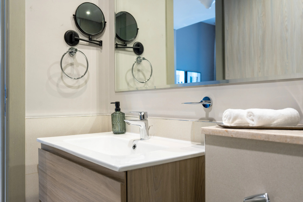 Апартаменты Keyrock Living Elegant Lake View Apt in Zada