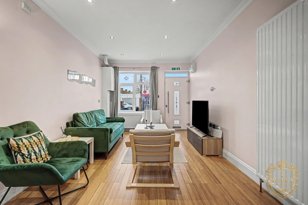 Квартира Elegant Stay in London with Private Parking & Patio | 7 mins walk to Norbury Station