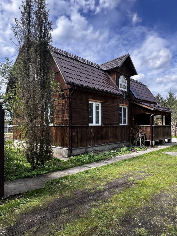 Частный дом четырехкомнатная дача 120 м²