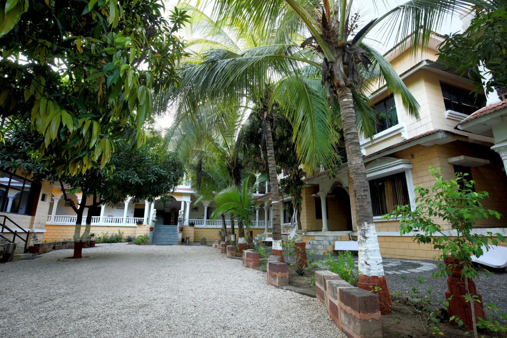 Отель Gir Lions Paw Resort