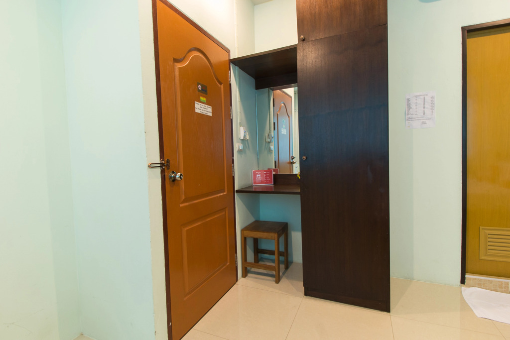 Отель ZEN Rooms Mahachai Khao San