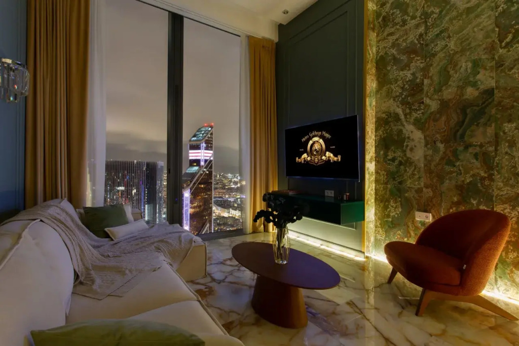 Апартаменты Sky City Moscow пентхаус-формат на 64 этаже: оникс, подсветка, панорамные окна Уникальный вид на башни и город