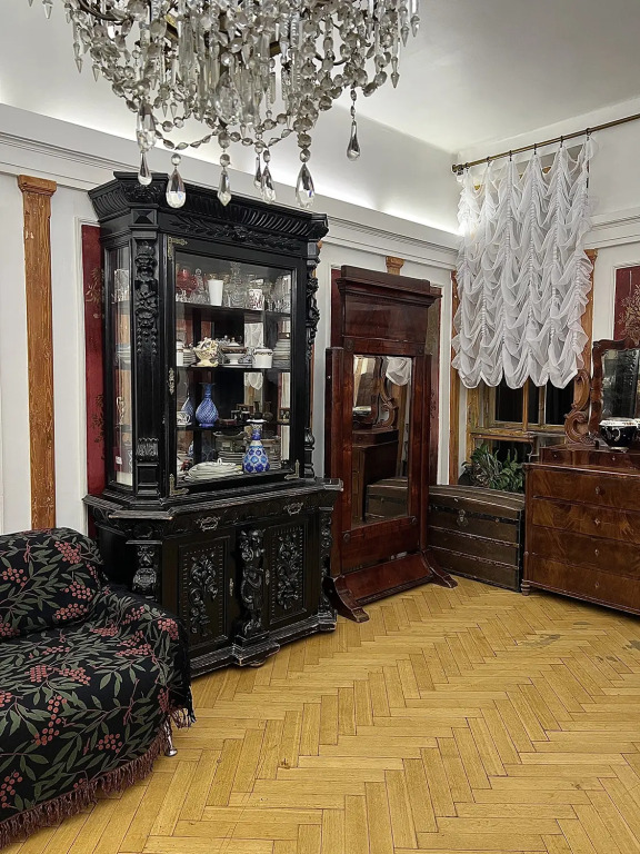 Квартира с антикварной мебелью