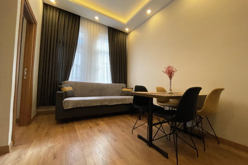 Апартаменты 1BR Clean 7 Min By Walk To Metro