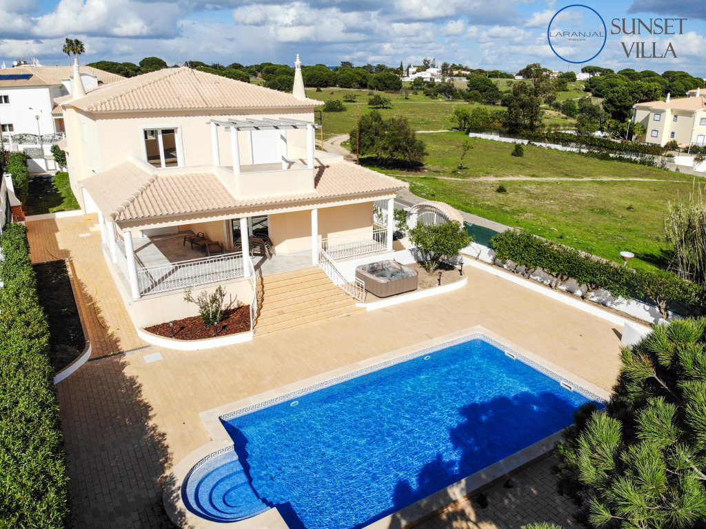 Sunset Villa by Laranjal Rentals