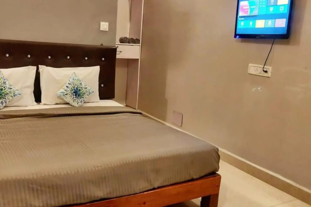 Hotel YogiTree beach Resort & Cafe