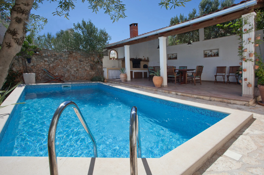 Villa Lukrecia - Stone Villa with Pool & Sea Views I Supetar, Brač
