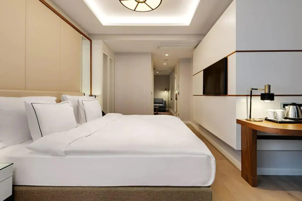 Отель Gleam Collection Hotel