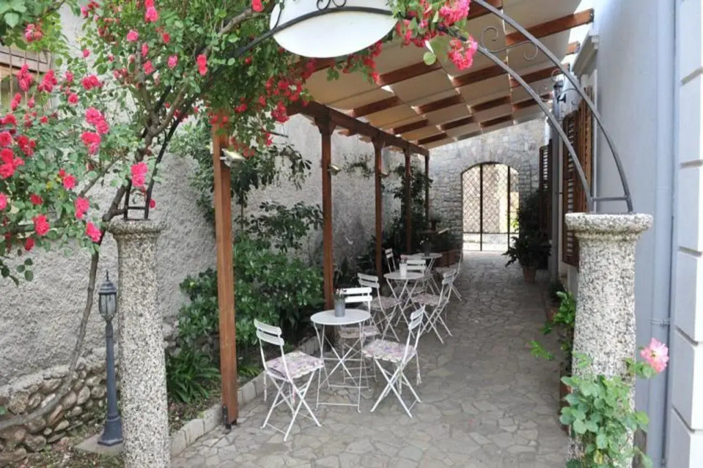 Rose Garden Hotel