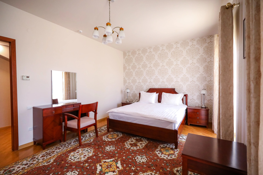Latar Hotel Complex