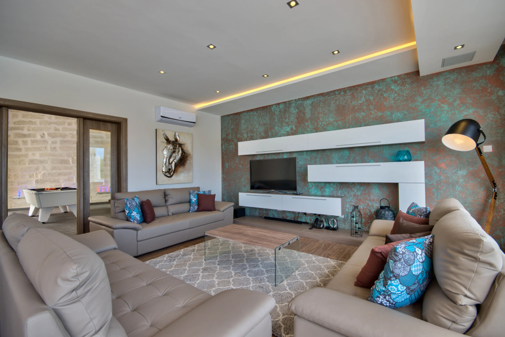 Villa Gaia - Sunset Views, Indoor Heated Pool, Sauna and Games Room