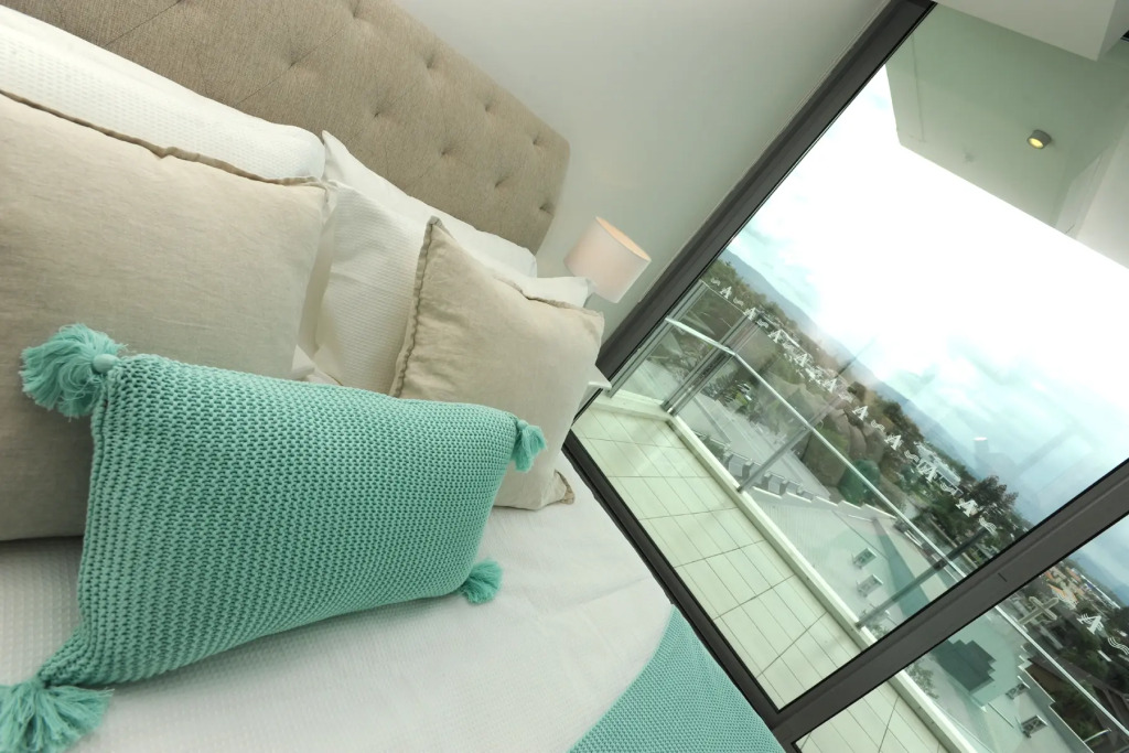 Апартаменты Modern Apartment with Resort Style Living Surfers Paradise