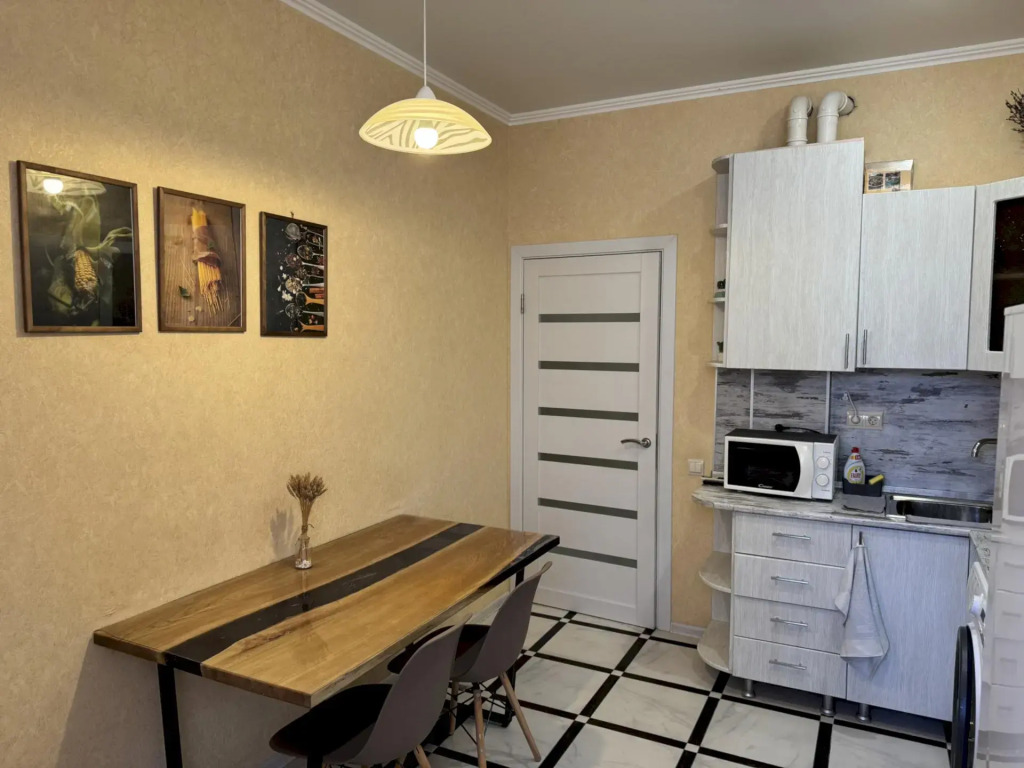 Квартира 140 в центре с балконом и кухней – до моря 15 мин
