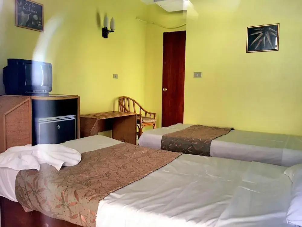 Gaddis Hotel, Suites and Apartments
